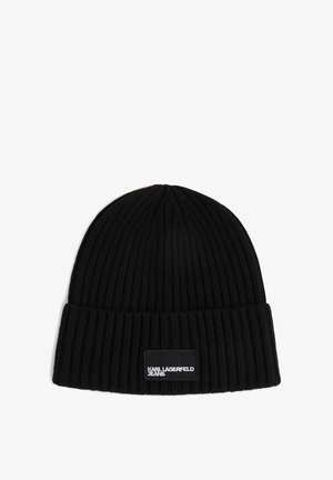 Fekete bordázott kötött sapka hajtott mandzsettával, amelyen egy téglalap alakú címke található, rajta fehér betűkkel a "KARL LAGERFELD JEANS" felirattal. Puha tapintású.
