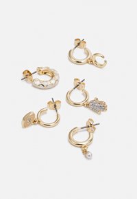 Conjunto de cinco pares de brincos de argola em tom dourado. Inclui um design em esmalte branco, um com pérola e outro com detalhe em strass.