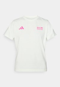 T-shirt bianca a maniche corte con logo rosa Adidas sul lato sinistro del petto e logo del Maratona di Berlino BMW sul lato destro.