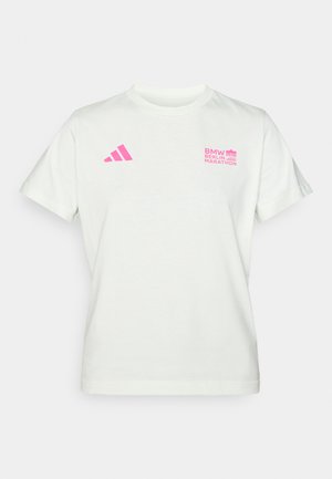 Weißes T-Shirt mit kurzen Ärmeln und pinkem Adidas-Logo auf der linken Brust sowie dem BMW Berlin Marathon-Logo auf der rechten Brust.