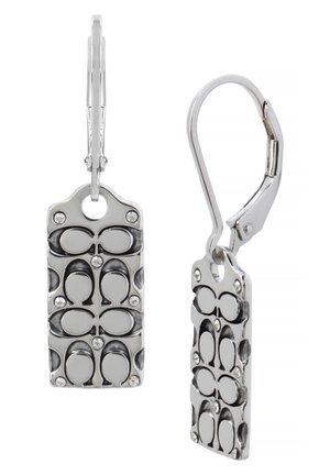 Srebrne kolczyki z zapięciem na dźwignię z prostokątnymi zawieszkami zdobionymi grawerowanymi, abstrakcyjnymi motylami oraz małymi przezroczystymi kryształkami.