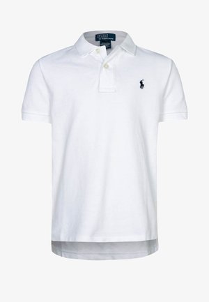 Camisa polo branca de manga curta feita de algodão. Apresenta uma parte frontal com três botões, colarinho canelado e um pequeno logótipo bordado no peito.