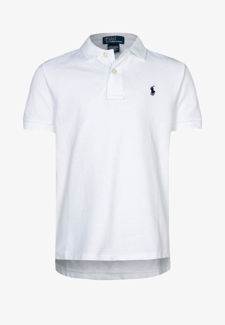 Hvit kortermet polo med kort erm laget av bomull. Har en tre-knappers åpning, ribbestrikket krage, og en liten brodert logo på brystet.