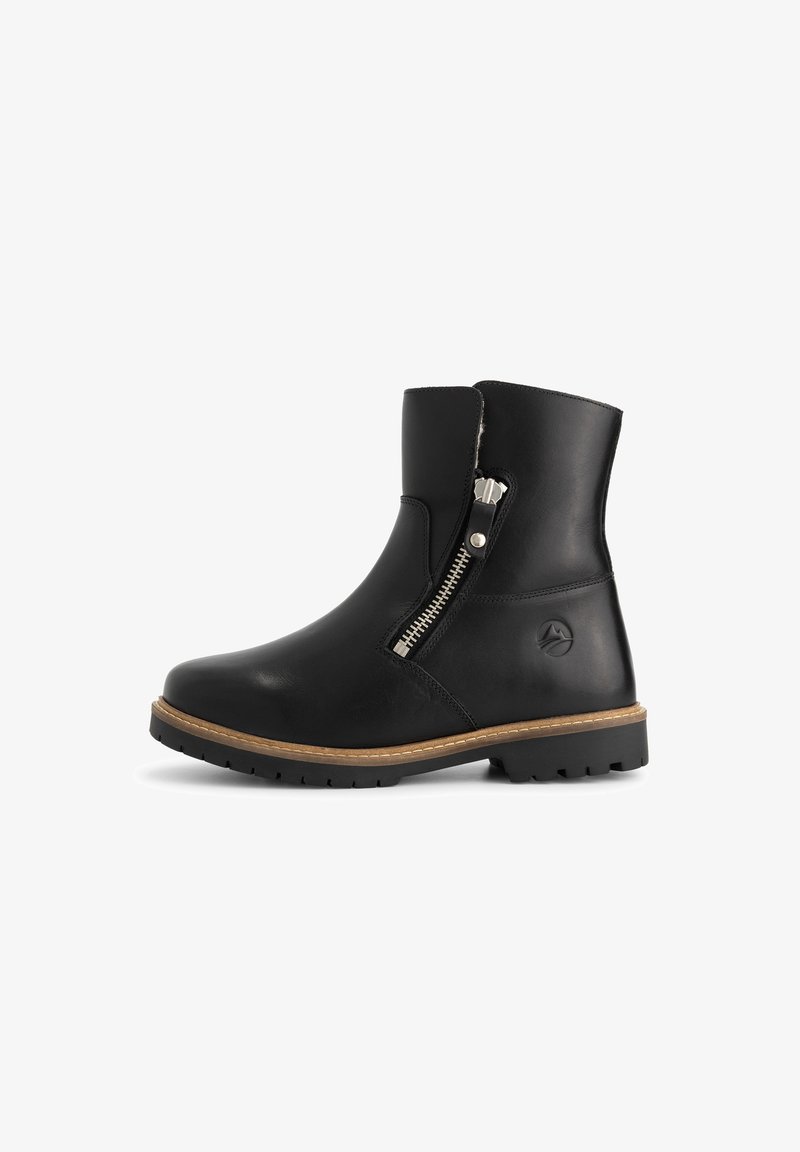 Zwarte enkelboot met zijrits, tan stiksels op de zool en een robuuste profielzool, weergegeven op een witte achtergrond.