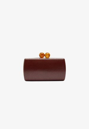 Brązowa prostokątna kopertówka wykonana z gładkiego materiału, z dwoma okrągłymi akcentami w kolorze bursztynowym na górze. Prosty design z błyszczącym wykończeniem.