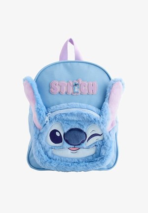 Rucsac albastru din pluș cu personajul Stitch zâmbitor, urechi mari, fermoar și o insignă roz cu textul „STITCH” pe partea din față.