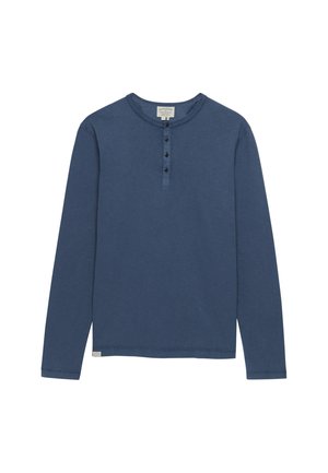 Długi rękaw granatowej koszulki henley z czterema czarnymi guzikami i okrągłym dekoltem, położona płasko na białym tle.