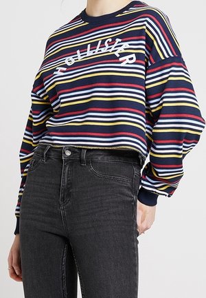Maglione a righe navy con righe orizzontali rosse, gialle e bianche; presenta un logo circolare "Hollister" bianco sul petto.