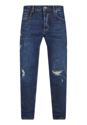 Temno modri džins hlače z raztrganimi detajli, tradicionalna zasnova s petimi žepi in kovinsko verižico, pritrjeno na pasu.