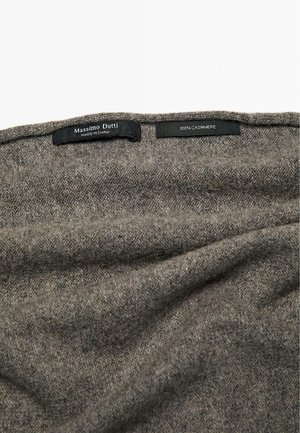 Grijze cashmere sjaal met een zachte, gestructureerde uitstraling en zichtbare labels die het merk en de materiaalsamenstelling aangeven.