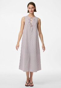 Vestido sin mangas, de longitud a la rodilla, en púrpura claro con rayas blancas verticales, que presenta un escote con cordones y un dobladillo sólido. Tela suave, corte relajado.