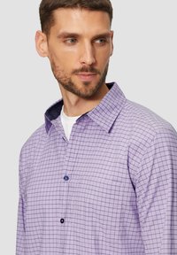 Paarse geblokte shirt met een klassieke kraag, knoopsluiting aan de voorkant, blauwe knopen en een contrasterende binnenkraag; gemaakt van een lichtgewicht stof.