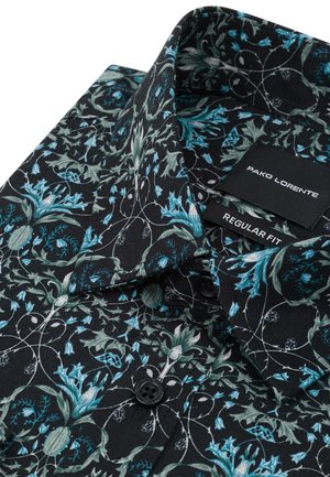Czarna koszula z tkaniny w kwiatowy wzór w zielonym i niebieskim kolorze, z kołnierzykiem w szpic, zapinana na guziki, z metką "Regular Fit".