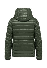 Zielona pikowana kurtka z kapturem. Wykonana z błyszczącego materiału, z poziomymi przeszyciami, zamkami po bokach i elastycznymi mankietami.