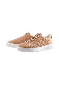 Quiltade beige sneakers med vita gummisulor, utrustade med runda snören och en slät finish, designade för avslappnad användning.