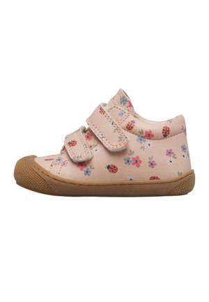 Scarpetta rosa per bambino piccolo con suola in gomma marrone, doppio cinturino in velcro e motivo di coccinelle e fiori colorati.