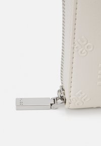 HUGO CHRIS ZIP AROUND - Punge - open white