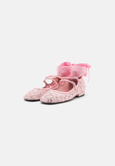 Bailarinas de encaje rosa con punta redonda, correas en el tobillo y acentos de cinta de satén. La textura es intrincada con un patrón de encaje floral.