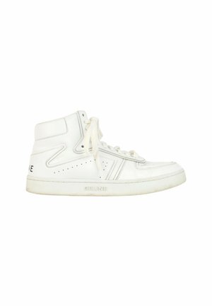 Baskets montantes blanches avec lacets, détails perforés sur les côtés et logo "CELINE" sur la semelle et le contrefort du talon, vues de côté.