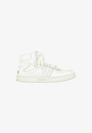 Baskets montantes blanches avec lacets, détails perforés sur les côtés et logo "CELINE" sur la semelle et le contrefort du talon, vues de côté.