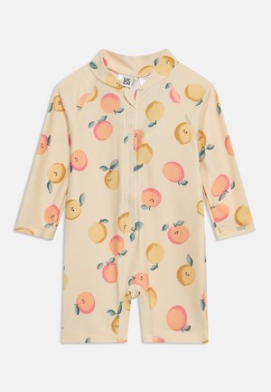 Beige babybadpak met lange mouwen en rits aan de voorkant, versierd met roze en gele perzikpatronen met groene bladeren.