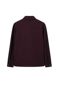 Bordeaux, langwerpig shirt met een klassieke kraag. Voorzien van knoopmanchetten en een eenvoudige, gladde textuur. Achteraan zijn er geen extra details.