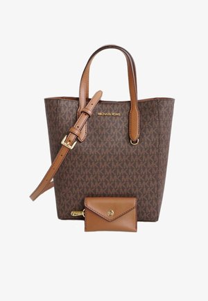 Brun tote taske med monogrammønster, lysebrune læderstropper, guldfarvede hardware-detaljer og en matchende lille pung der er fastgjort.