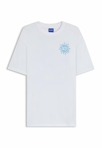 Witte katoenen t-shirt met een ontspannen pasvorm, voorzien van een blauwe zonafbeelding en "Hugo" tekst op de linkerborst. Korte mouwen en ronde hals.