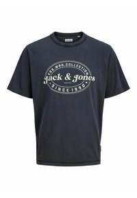 Zwarte katoenen t-shirt met een ronde halslijn. Voorzien van een witte grafische afdruk met de tekst "Jack & Jones" en "Sinds 1990" aan de voorkant.