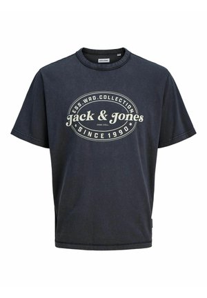 Mustmust t-särk ümmarguse kaelusega. Ees on valge graafiline trükk, kus on kirjas "Jack & Jones" ja "Since 1990".