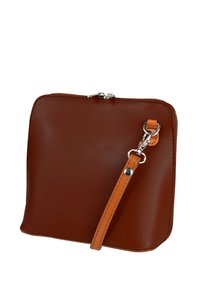 Braune Leder-Handtasche mit einem Reißverschluss, rechteckiger Form und einem abnehmbaren orangefarbenen Schultergurt mit silberfarbenen Hardware-Details.