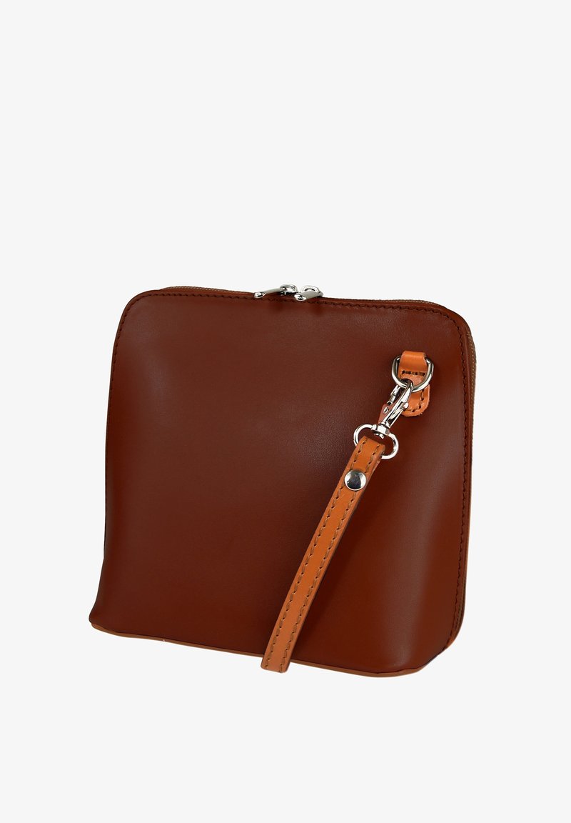 Braune Leder-Handtasche mit einem Reißverschluss, rechteckiger Form und einem abnehmbaren orangefarbenen Schultergurt mit silberfarbenen Hardware-Details.