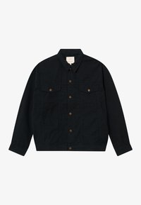 Čierna košeľa s gombíkmi a dvoma náprsními vreckami, so svetlými gombíkmi, s jemnou kockovanou textúrou a klasickým golierom.