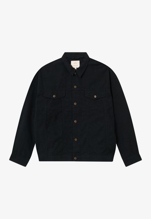 Czarna kurtka zapinana na guziki z dwoma kieszeniami na piersi i brązowymi guzikami, charakteryzująca się subtelną teksturą w kratę i klasycznym kołnierzykiem.