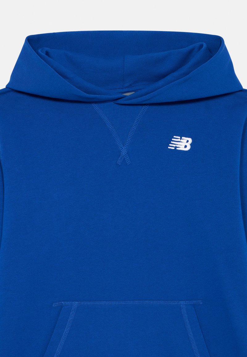 Hoodie bleu en tissu doux, avec une grande capuche, une poche kangourou et un petit logo blanc New Balance sur la poitrine.