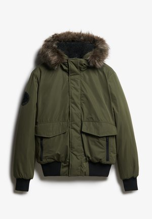 Veste isolée verte avec une capuche bordée de fausse fourrure, deux poches avant, des poignets côtelés et une finition lisse. Présente des accents en métal noir.