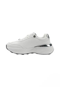 Sneaker bianca con tomaia in pelle liscia, punta arrotondata, colletto imbottito e un' accentatura in metallo argentato lungo il lato. Suola nera.