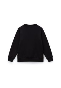 Svart hettegenser med rund hals, lange ermer, ribbestrikkede mansjetter og ribbestrikket nederkant. Glatt tekstur uten synlige mønstre eller detaljer.