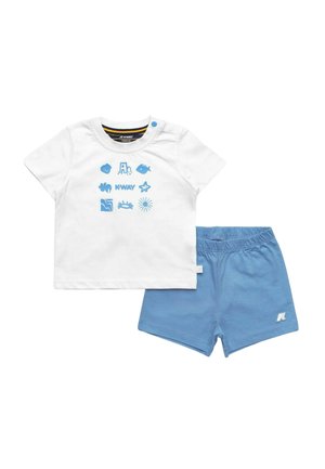 Maglietta bianca a maniche corte per bambino con icone blu a tema oceano e pantaloncini blu con vita elastica e piccolo logo bianco sulla gamba sinistra.