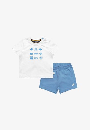 Maglietta bianca a maniche corte per bambino con icone blu a tema oceano e pantaloncini blu con vita elastica e piccolo logo bianco sulla gamba sinistra.