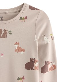 Beige kinder long-sleeve shirt met bedrukt bosdieren, waaronder vossen, beren, een eekhoorn, een konijn en kleurrijke paddenstoelenclusters.