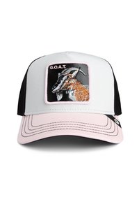 Casquette de camionneur avec un devant blanc, des côtés en mesh noir et une visière rose. Arbre un design de chèvre brodé avec le texte "G.O.A.T." dans un carré.