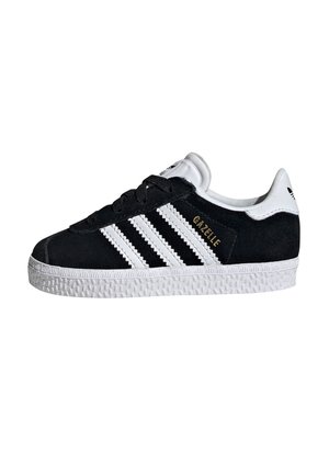 Sort Adidas Gazelle-sneaker med hvide striber, hvid sål og sorte snørebånd, vist i sidevisning på hvid baggrund.