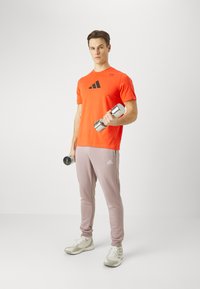 adidas Performance ALL GYM CATEGORY GRAPHIC - Camiseta estampada - bright red