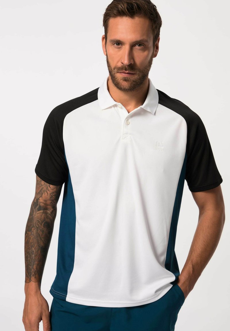 Polo shirt avec des manches courtes noires, un corps blanc et des panneaux d'accent en bleu sarcelle. Fabriqué en tissu lisse avec un logo en relief subtil.