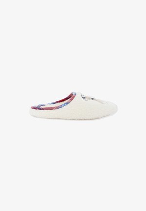 Zapatilla blanca difusa con una textura suave, forro de acento a cuadros en rojo y azul, y un diseño de talón cerrado. Presenta detalles bordados.