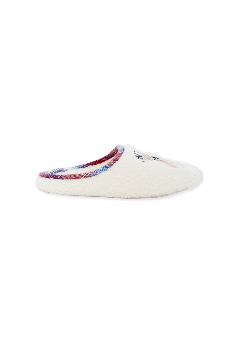 Zapatilla blanca difusa con una textura suave, forro de acento a cuadros en rojo y azul, y un diseño de talón cerrado. Presenta detalles bordados.
