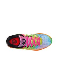 Zapatilla deportiva multicolor con una parte superior translúcida y con patrón, interior negro, cordones rosas y suela naranja. Presenta un logo en la lengüeta.