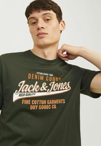 Jack & Jones LOGO RUNDHALS - Camiseta estampada - kombu green