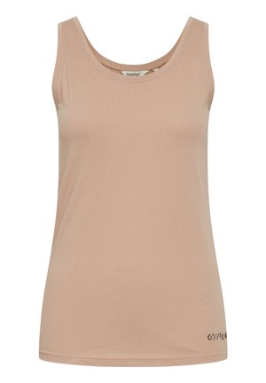 Šviesiai smėlinis sportinis marškinėlis, pagamintas iš minkštos medžiagos, su apvalia iškirpte ir mažu logotipo detalėmis apatinėje dalyje. Sklandus tekstūra, kasdienis dizainas.